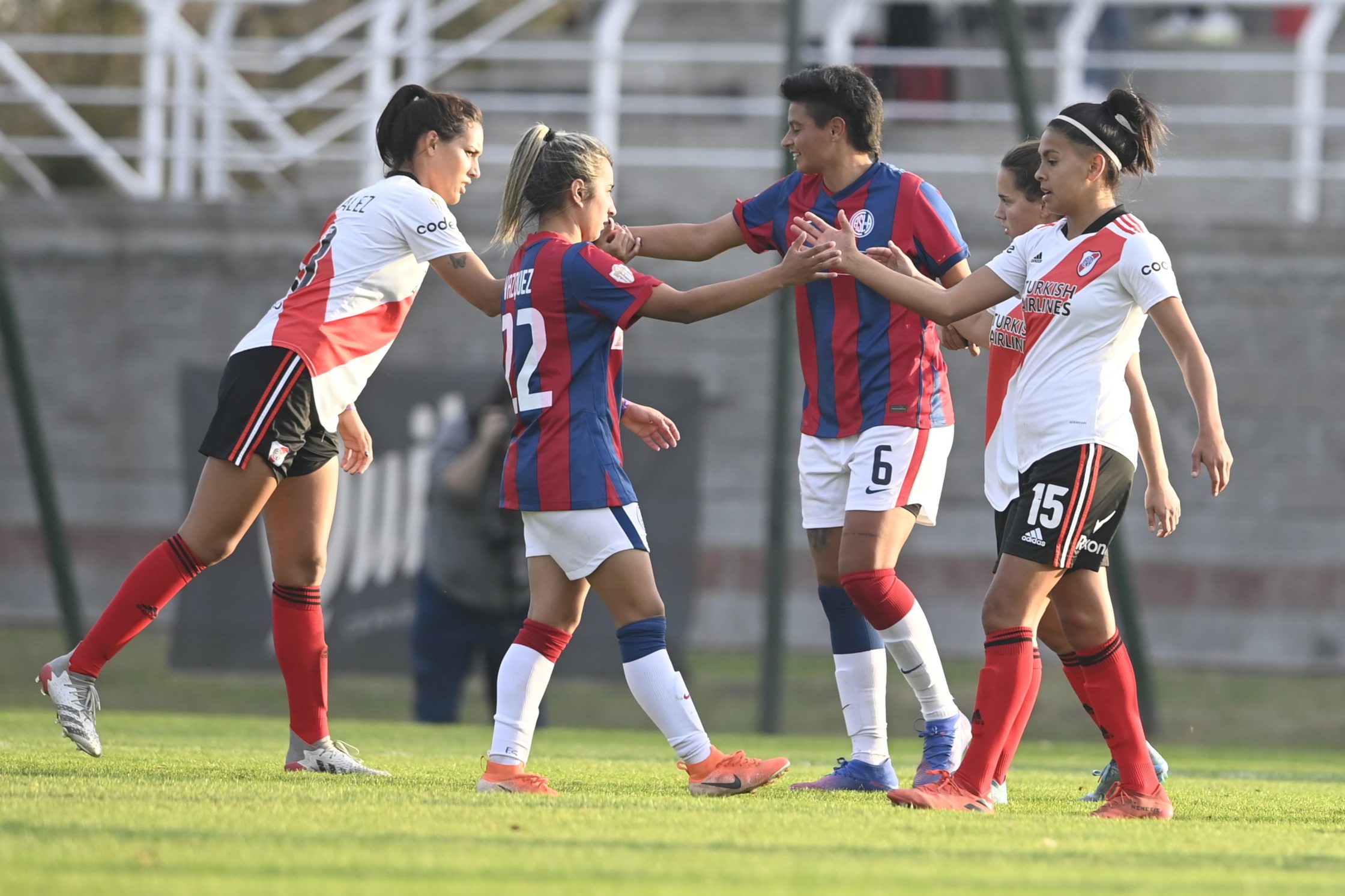 Uruguay ve avances lentos en su fútbol femenino, pese al interés